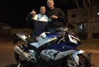 CLIENTE RECEBENDO SUA MOTO