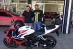 CLIENTE RECEBENDO SUA MOTO