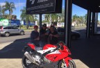 CLIENTE RECEBENDO SUA MOTO