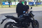 CLIENTE RECEBENDO SUA MOTO