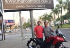 CLIENTE RECEBENDO SUA MOTO