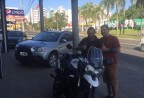 CLIENTE RECEBENDO SUA MOTO