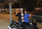 CLIENTE RECEBENDO SUA MOTO