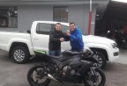 CLIENTE RECEBENDO SUA MOTO