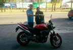 CLIENTE RECEBENDO SUA MOTO