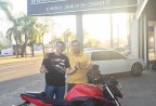 CLIENTE RECEBENDO SUA MOTO