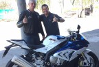 CLIENTE RECEBENDO SUA MOTO