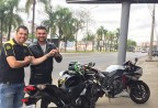 CLIENTE RECEBENDO SUA MOTO
