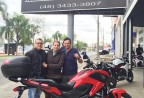 CLIENTE RECEBENDO SUA MOTO