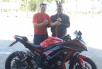 CLIENTE RECEBENDO SUA MOTO