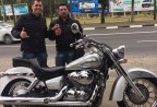 CLIENTE RECEBENDO SUA MOTO