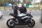 CLIENTE RECEBENDO SUA MOTO