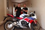 CLIENTE RECEBENDO SUA MOTO