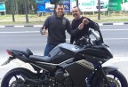 CLIENTE RECEBENDO SUA MOTO