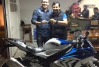 CLIENTE RECEBENDO SUA MOTO