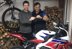 CLIENTE RECEBENDO SUA MOTO