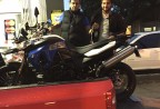 CLIENTE RECEBENDO SUA MOTO