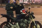 CLIENTE RECEBENDO SUA MOTO