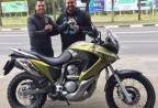 CLIENTE RECEBENDO SUA MOTO