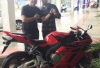CLIENTE RECEBENDO SUA MOTO