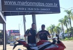 CLIENTE RECEBENDO SUA MOTO