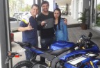 CLIENTE RECEBENDO SUA MOTO