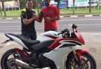 CLIENTE RECEBENDO SUA MOTO