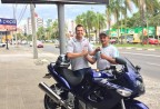 CLIENTE RECEBENDO SUA MOTO