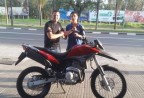 CLIENTE RECEBENDO SUA MOTO