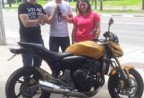 CLIENTE RECEBENDO SUA MOTO