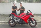 CLIENTE RECEBENDO SUA MOTO