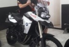 CLIENTE RECEBENDO SUA MOTO