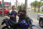 CLIENTE RECEBENDO SUA MOTO