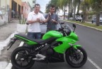 CLIENTE RECEBENDO SUA MOTO