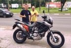 CLIENTE RECEBENDO SUA MOTO