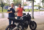 CLIENTE RECEBENDO SUA MOTO