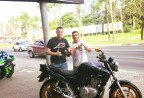 CLIENTE RECEBENDO SUA MOTO