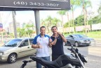 CLIENTE RECEBENDO SUA MOTO