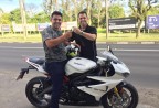 CLIENTE RECEBENDO SUA MOTO