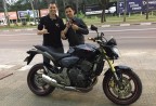 CLIENTE RECEBENDO SUA MOTO