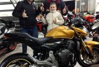 CLIENTE RECEBENDO SUA MOTO