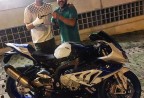 CLIENTE GUSTAVO RECEBENDO SUA MOTO