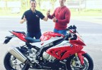 CLIENTE DIEGO RECEBENDO SUA MOTO