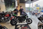 CLIENTE FABIANO RECEBENDO SUA MOTO