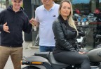 CLIENTES MARCELO E ESPOSA RECEBENDO SUA MOTO