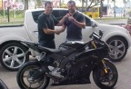Cliente recebendo sua moto