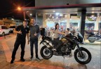 CLIENTES KAGIANE E FERNANDO RECEBENDO SUA MOTO