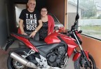 CLIENTES VICTOR E JAQUELINE RECEBENDO SUA MOTO