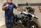 CLIENTE ALESSANDRO RECEBENDO SUA MOTO