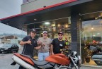 CLIENTE MAURICIO RECEBENDO SUA MOTO